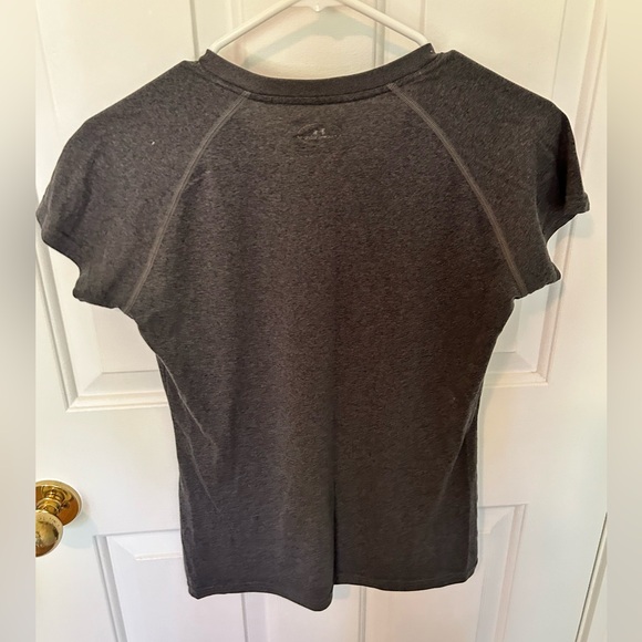 Under armour, t-shirts, used but still wearable, size X-Small. - Picture 2 of 2